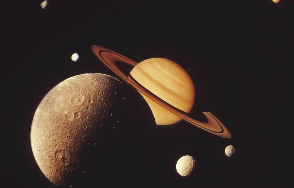 największy księżyc Saturna